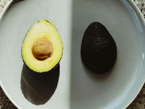 Cómo emplear el hueso de aguacate para enfrentar diferentes plagas en tu huerto