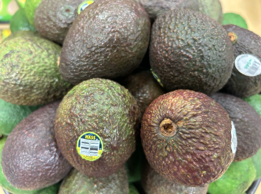 Fig. 1. Aguacates Hass observados en un anaquel de un supermercado de Medellín.