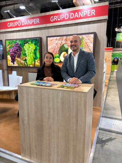 Carlos Echeverri y Vanesa Pérez en el stand del Grupo Danper promoviendo la estrategia multiorigen de aguacate Hass.