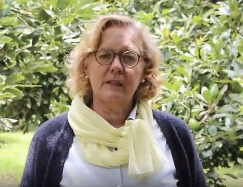 Lía Bijnsdorp in an avocado orchard during an interview about the fruit market