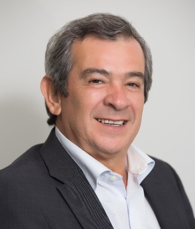  Ricardo Vega, director general de Fruticola Velo, analizando el mercado de exportacion del aguacate mexicano. 