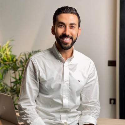 Retrato de Abdellah Elyamlahi, presidente de la Morocco Avocado Association MAVA, sonriendo en su oficina.