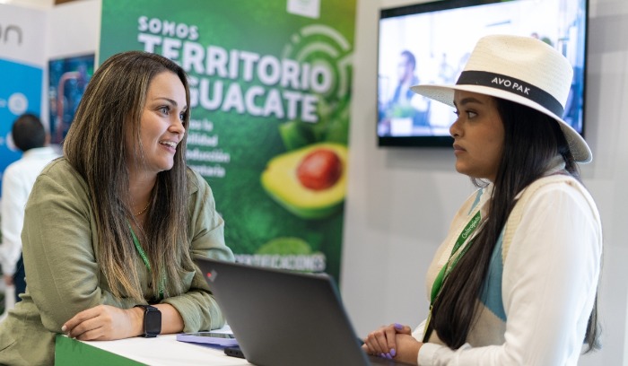 Dos asistentes conversando durante la rueda de negocios AvoMatch en el evento Territorio Aguacate en Medellín, Colombia.