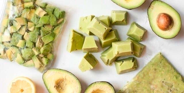 Cubos de aguacate congelado envasados al vacío, pulpa procesada y aguacates frescos cortados.