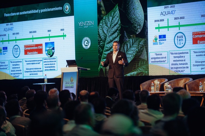 Francisco Contardo-Sfeir exponiendo sobre sustentabilidad y posicionamiento de la palta en una pantalla gigante ante un auditorio.