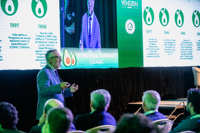 Elir Rojas Calderón exponiendo sobre biodiversidad, conservación y captura de CO2 en bosques de palta.