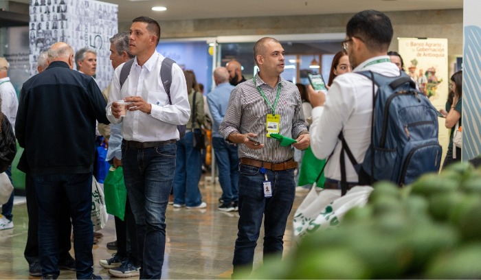 Asistentes conversando en los pasillos de la muestra comercial de Territorio Aguacate en Medellín.